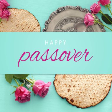 Pesah kutlama kavram (Yahudi Fısıh Bayramı) ahşap nane arka plan üzerinde. Üstten görünüm, düz yatıyordu