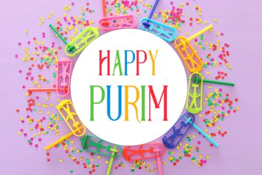 Purim kutlama kavram (Yahudi karnaval tatil) mor arka plan üzerinde üstten görünüm görüntüsü. Üstten görünüm, düz yatıyordu