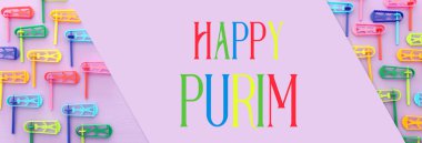 Purim kutlama kavram (Yahudi karnaval tatil) mor arka plan üzerinde üstten görünüm görüntüsü. Üstten görünüm, düz yatıyordu