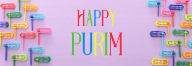 Purim kutlama kavram (Yahudi karnaval tatil) mor arka plan üzerinde üstten görünüm görüntüsü. Üstten görünüm, düz yatıyordu