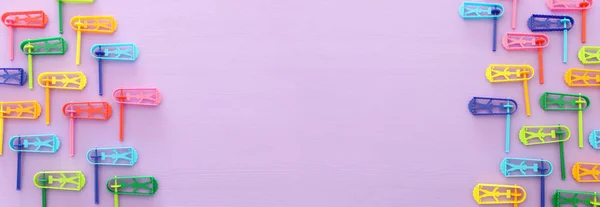 プリムのお祝い概念 ユダヤ人のカーニバルの休日 紫色の背景上の平面図イメージ 平面図 平面レイアウト — ストック写真