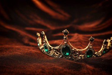 Gotik karanlık ipek arka plan üzerine altın kaplama fotoğraf. Ortaçağ Dönemi kavramı