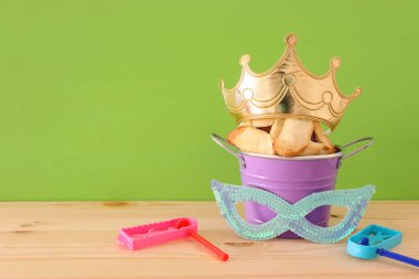 Purim kutlama kavram (Yahudi karnaval tatil) Beyaz ahşap masa üzerinde