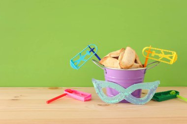 Purim kutlama kavram (Yahudi karnaval tatil) Beyaz ahşap masa üzerinde