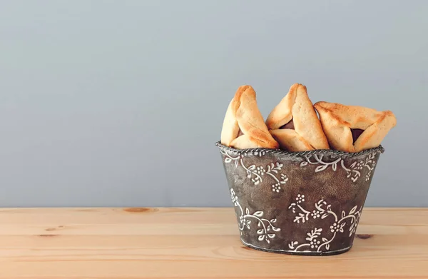 普庆祝概念 犹太狂欢节假日 木桌上的传统 Hamantaschen — 图库照片