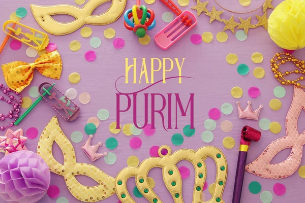 Purim kutlama kavram (Yahudi karnaval tatil) ahşap pembe bir arka plan üzerinde. — Stok fotoğraf