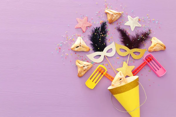 Conceito Celebração Purim Feriado Carnaval Judaico Sobre Fundo Roxo Madeira — Fotografia de Stock