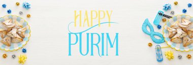 Purim kutlama kavram (Yahudi karnaval tatil) ahşap beyaz arka plan üzerinde