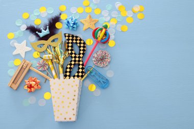 Purim kutlama kavram (Yahudi karnaval tatil) ahşap mavi arka plan üzerinde