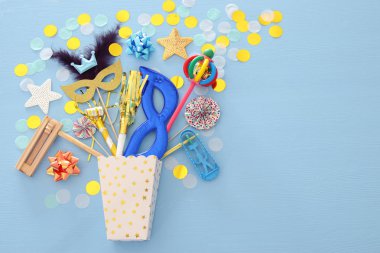 Purim kutlama kavram (Yahudi karnaval tatil) ahşap mavi arka plan üzerinde