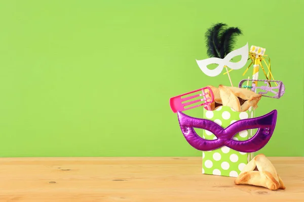 Conceito Celebração Purim Feriado Carnaval Judaico Sobre Mesa Madeira Fundo — Fotografia de Stock