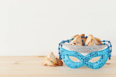 Ahşap masa üzerinde Purim bayramı konsepti (Yahudi karnavalı bayramı)