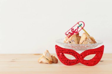Ahşap masa üzerinde Purim bayramı konsepti (Yahudi karnavalı bayramı)