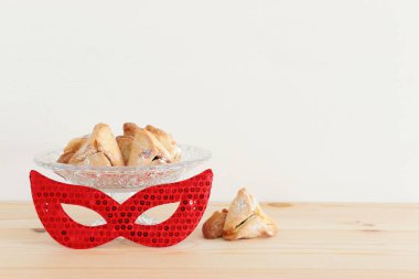 Ahşap masa üzerinde Purim bayramı konsepti (Yahudi karnavalı bayramı)