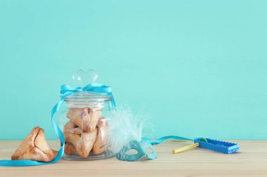 Ahşap masa üzerinde Purim bayramı konsepti (Yahudi karnavalı bayramı)