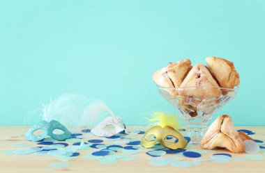 Ahşap masa üzerinde Purim bayramı konsepti (Yahudi karnavalı bayramı)