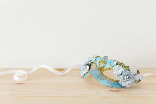 Carnaval Partij Viering Concept Met Elegante Blauwe Masker Houten Tafel — Stockfoto