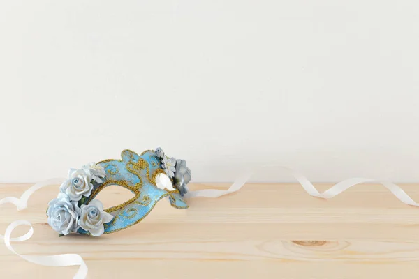 木製のテーブルの上のエレガントな青色のマスクとカーニバル パーティーお祝いコンセプト — ストック写真