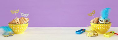 Ahşap masa üzerinde Purim bayramı konsepti (Yahudi karnavalı bayramı)