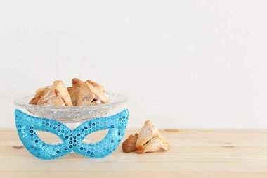 Ahşap masa üzerinde Purim bayramı konsepti (Yahudi karnavalı bayramı)