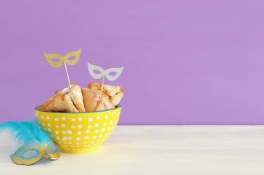 Ahşap masa üzerinde Purim bayramı konsepti (Yahudi karnavalı bayramı)