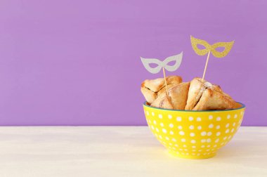 Ahşap masa üzerinde Purim bayramı konsepti (Yahudi karnavalı bayramı)