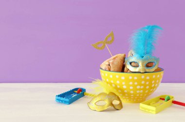 Ahşap masa üzerinde Purim bayramı konsepti (Yahudi karnavalı bayramı)