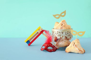 Ahşap masa üzerinde Purim bayramı konsepti (Yahudi karnavalı bayramı)