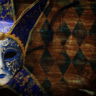 Altın zarif geleneksel Venedik Maske ile koyu arka plan üzerinde mavi