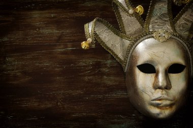 Altın zarif geleneksel Venedik Maske ile koyu ahşap arka plan üzerinde gümüş