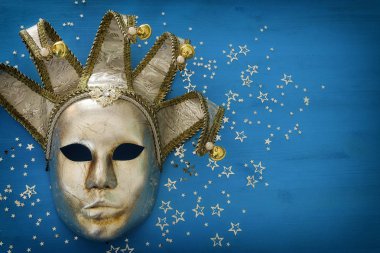 Altın zarif geleneksel Venedik Maske arka plan ile gümüş