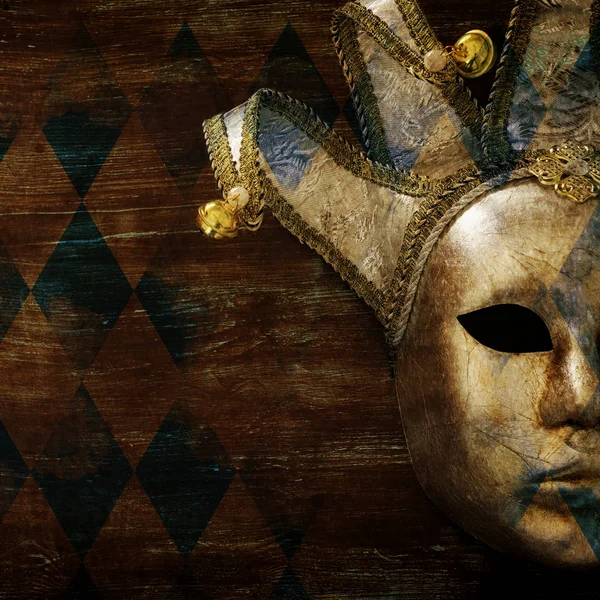 Silber Mit Gold Elegante Traditionelle Venezianische Maske Über Dunklem Holzhintergrund — Stockfoto