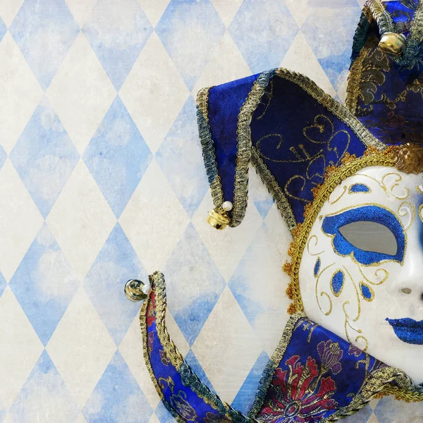 Blu con oro elegante maschera tradizionale veneziana su sfondo bianco in legno — Foto Stock