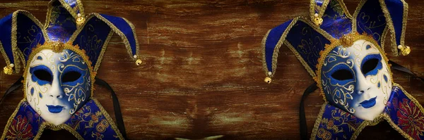 Bannière Bleu Avec Élégant Masque Vénitien Traditionnel Sur Fond Sombre — Photo