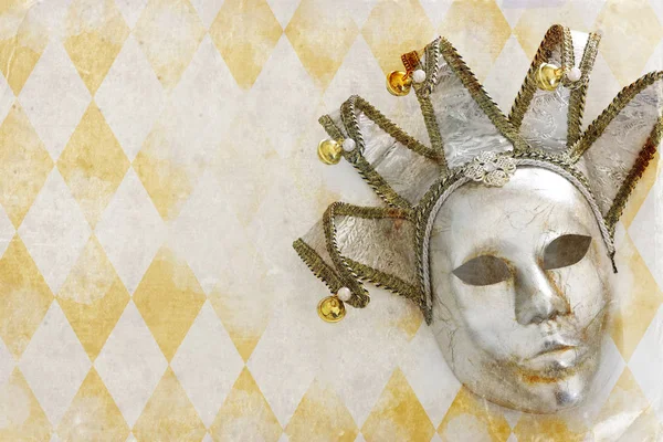 Silver Med Guld Eleganta Traditionella Venetianska Mask Över Vit Trä — Stockfoto