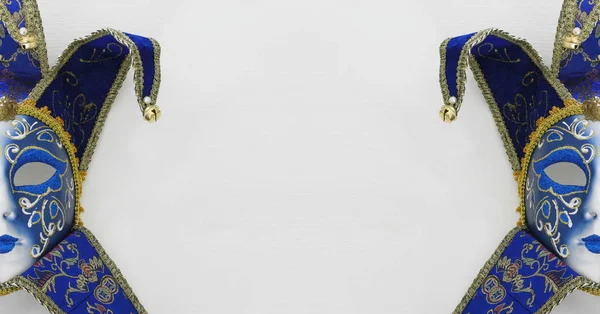 Azul Com Ouro Elegante Máscara Tradicional Veneziana Sobre Fundo Madeira — Fotografia de Stock