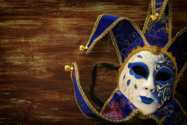 Azul Com Ouro Elegante Máscara Tradicional Veneziana Sobre Fundo Escuro — Fotografia de Stock