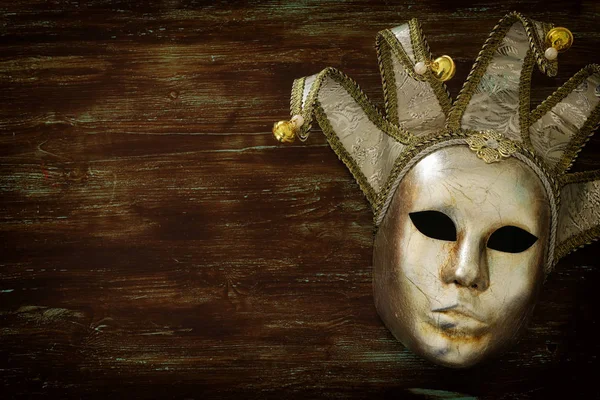 Prata Com Ouro Elegante Máscara Tradicional Veneziana Sobre Fundo Madeira — Fotografia de Stock