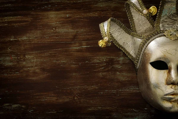 Plata Con Oro Elegante Máscara Veneciana Tradicional Sobre Fondo Madera —  Fotos de Stock