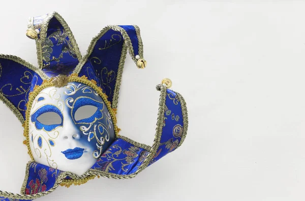 Blauw Met Gouden Elegante Traditionele Venetiaanse Masker Witte Houten Achtergrond — Stockfoto