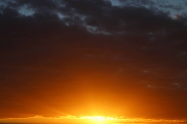 bulutlu karanlık gökyüzü günbatımı fotoğrafı