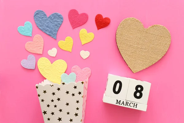 Calendario Madera Marzo Lado Corazones Papel Colores Sobre Fondo Madera — Foto de Stock