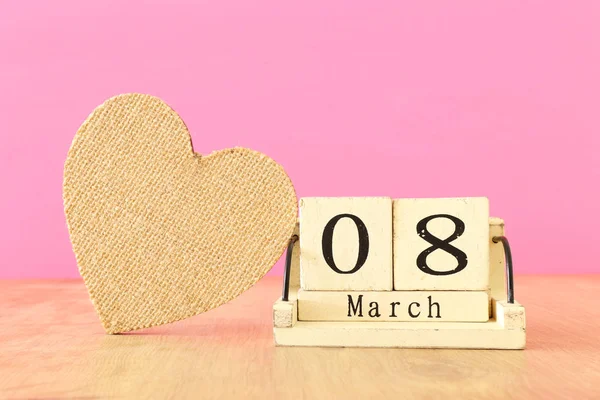 Calendario Madera Marzo Lado Del Corazón Sobre Fondo Madera Rosa — Foto de Stock