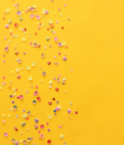 Pastel Kleurrijke Pailletten Een Geel Papier Decoratieve Accessoires Voor Naai — Stockfoto