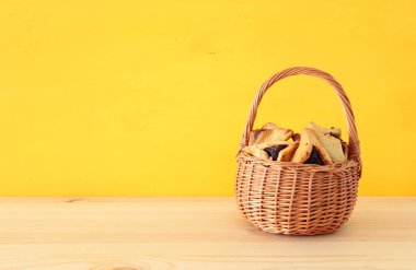 Purim kutlama kavramı (Yahudi karnaval tatil). Geleneksel hamantaschen Çerezler üzerinde ahşap masa