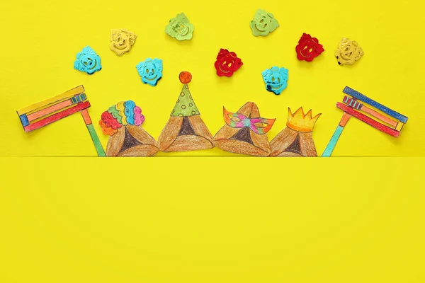 Conceito de celebração Purim (feriado de carnaval judaico). Biscoitos de hamantash tradicionais cortados de papel e pintados — Fotografia de Stock
