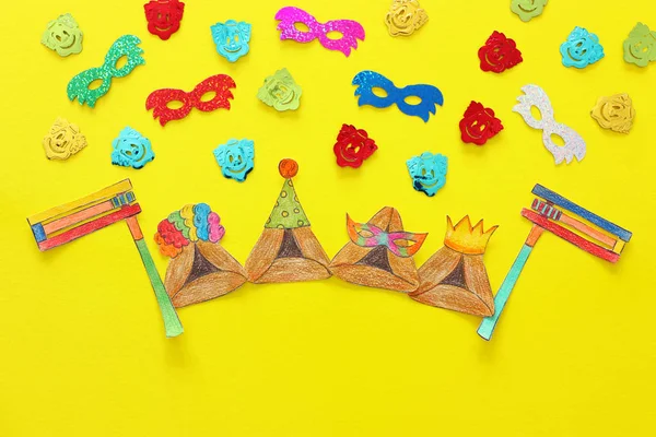 Concepto de celebración Purim (fiesta de carnaval judío). Galletas tradicionales de hamantash cortadas de papel y pintadas — Foto de Stock