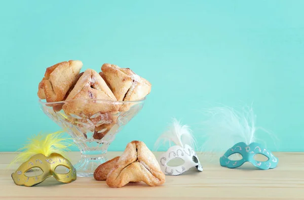 Purim concepto de celebración (fiesta de carnaval judío) sobre mesa de madera. — Foto de Stock