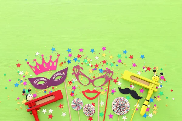 Purim celebration concept (jewish carnival holiday) over green wooden background. Top view, Flat lay — Stock Photo, Image