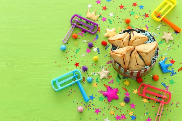 Purim-Feier-Konzept (jüdischer Faschingsfeiertag). Traditionelle Hamam-Plätzchen im Korb über grünem Holzbackblech — Stockfoto